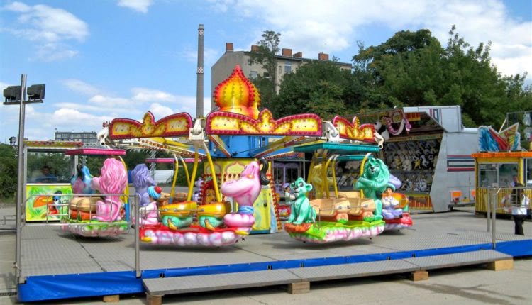 Buntes Kinderfahrgeschäft Aladdin
