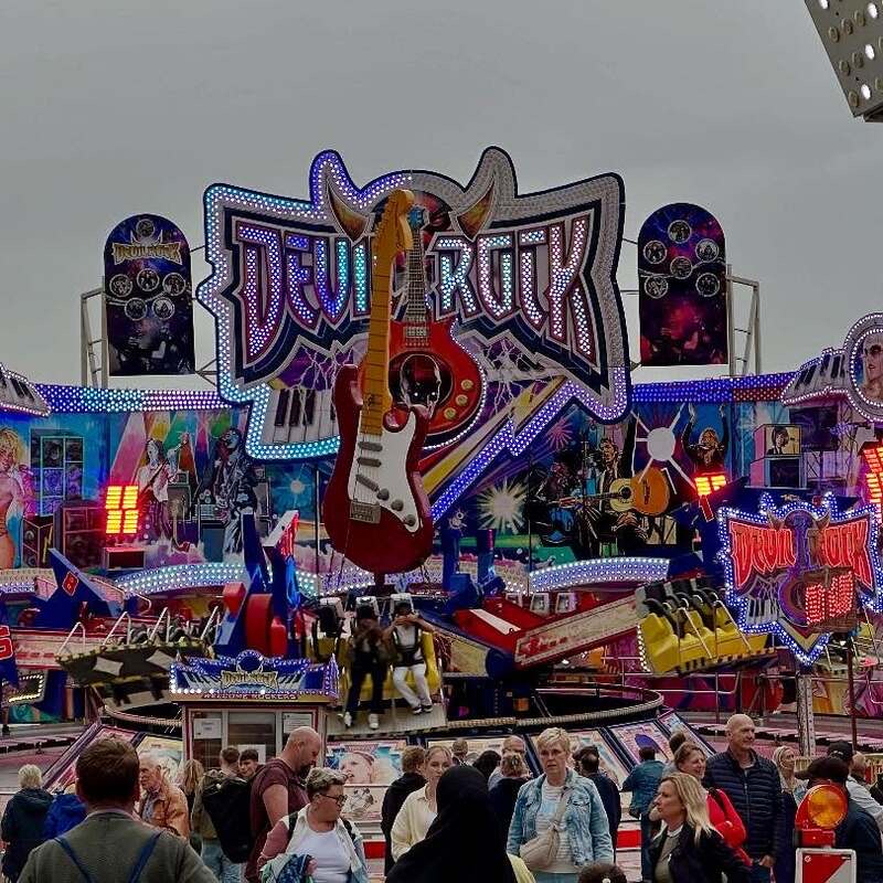 Das Fahrgeschäft Devil Rock mit bunten Gondeln