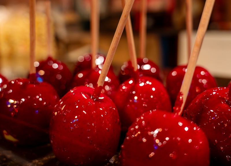 Rote kandierte Äpfel am Marktstand